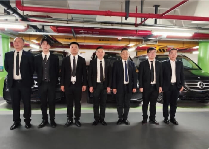 高雄賓士九人座團體包車車輛外觀