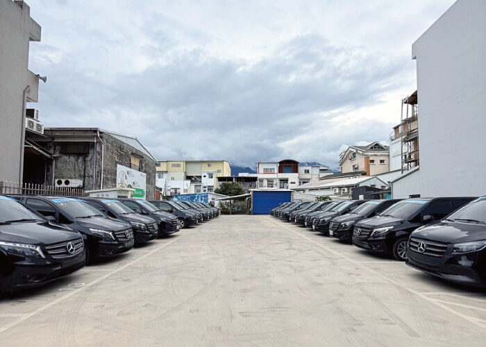 賓法租車高雄九人座包車車隊照片